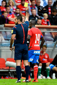 Helsingborgs Lalawélé Atakora får gult kort