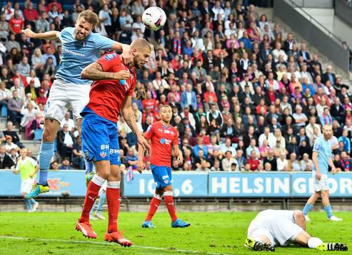 Malmö FFs Kari Arnason och Helsingborgs Robin Simovic. På
