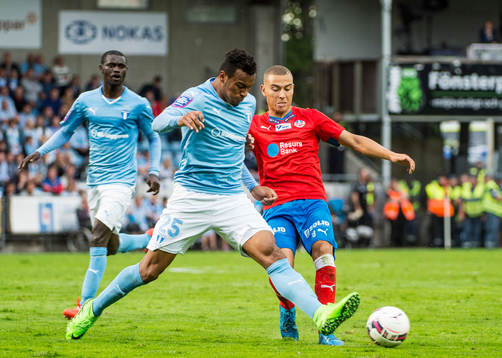 Malmö FFs Felipe Carvalho i närkamp mot Helsingborgs
