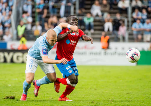 Malmö FFs Anton Tinnerholm i närkam med Helsingborgs