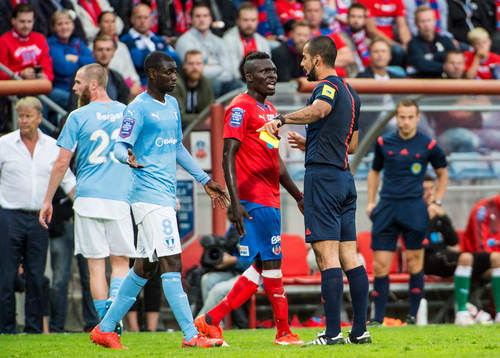 Helsingborgs Lalawélé Atakora får gult kort av domaren
