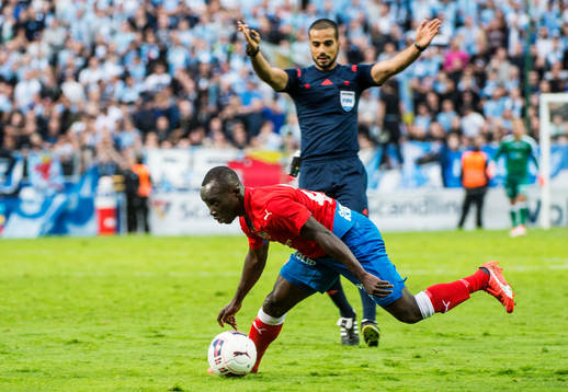 Helsingborgs Emmanuel Boateng och domaren Mohammed Al-Hakim