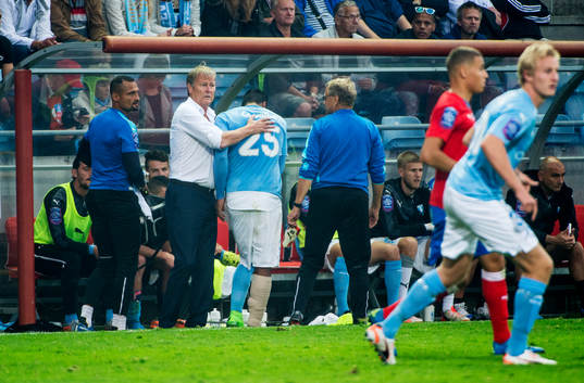 Malmö FFs tränare Åge Hareide klappar om Felipe Carvalho