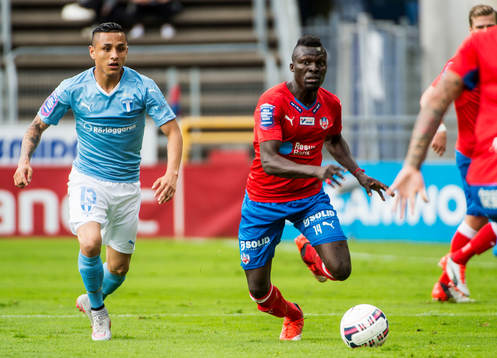 Närkamp mellan Helsingborgs Lalawélé Atakora och Malmö