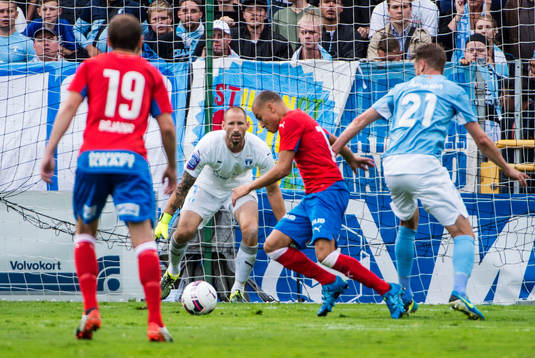 Helsingborgs Jordan Larsson målchans framför Malmö FFs