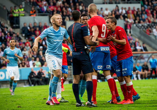 Heta känslor mellan Malmö FFs Anton Tinnerholm  och
