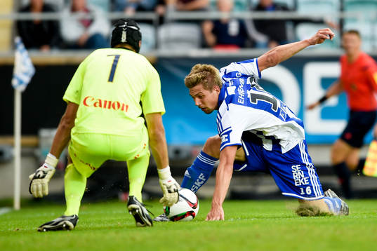 IFK Göteborgs Mikael Boman och Gefles målvakt Emil Hedvall