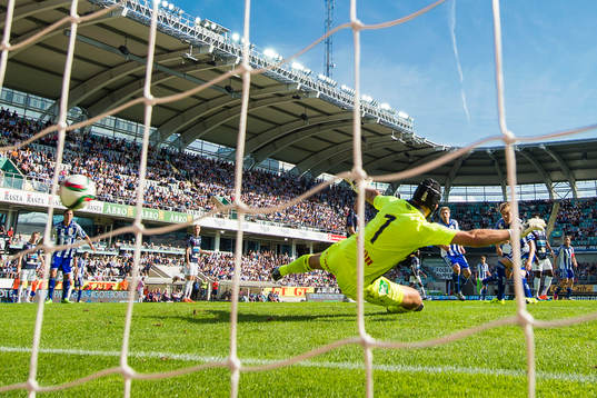 IFK Göteborgs Riku Riski gör 2-0 bakom Gefles målvakt