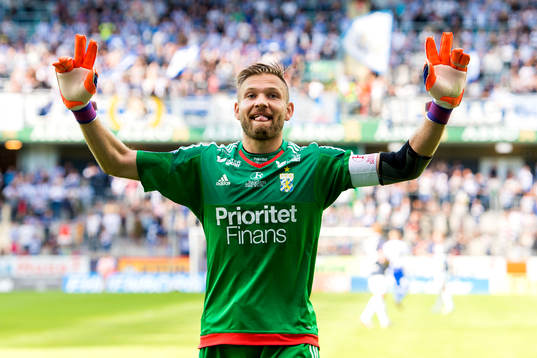 IFK Göteborgs målvakt John Alvbåge jublar