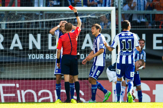 Domare Johan Hamling ger rött kort till IFK Göteborgs Tom