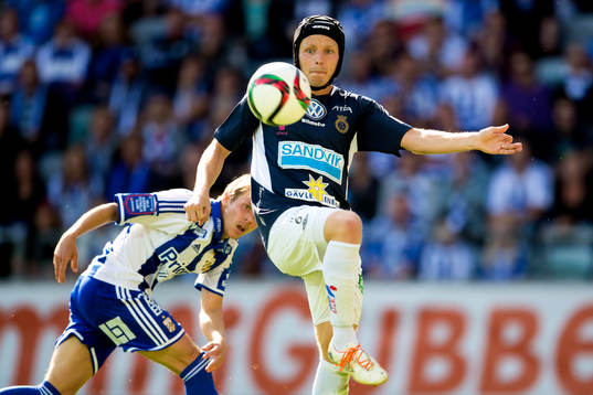 Gefles Jesper Florén framför IFK Göteborgs Riku Riski