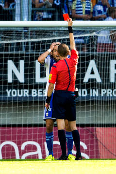 Domare Johan Hamlin ger rött kort till  Tom Pettersson