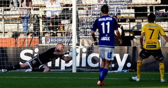Elfsborgs Marcus Rohdén gör 1-2 bakom Sundsvalls målvakt