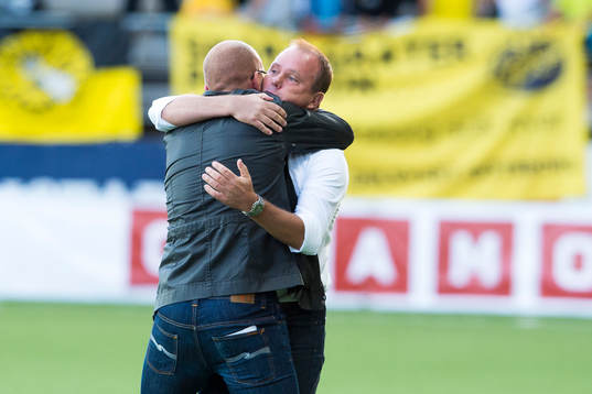 Sundsvalls tränare Joel Cedergren och Roger Franzén jublar