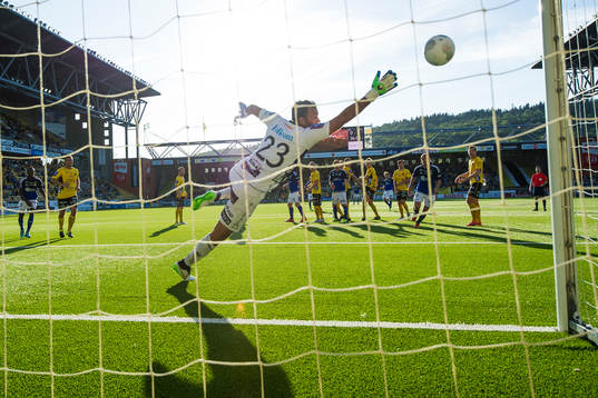 Sundsvalls Lars Gerson skjuter 0-2 på frispark och