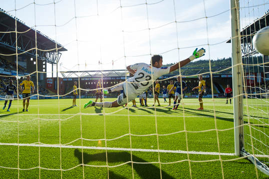 Sundsvalls Lars Gerson skjuter 0-2 på frispark och