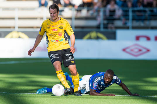Elfsborgs Henning Hauger och Sundsvalls Pa Amat Dibba