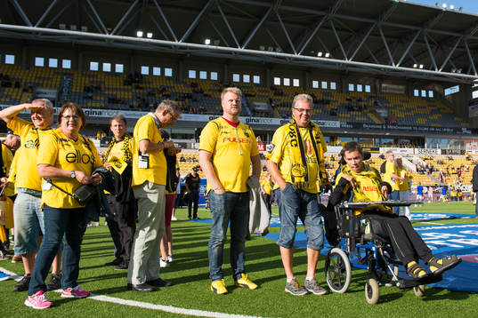 Trogna Elfsborgs supportrar hyllas innan en fotbollsmatch i