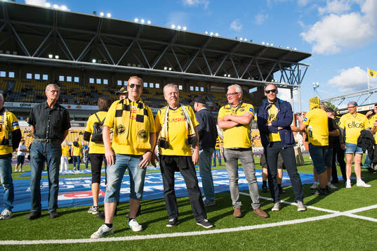 Trogna Elfsborgs supportrar hyllas innan en fotbollsmatch i