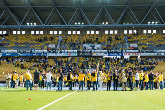 Trogna Elfsborgs supportrar hyllas innan en fotbollsmatch i