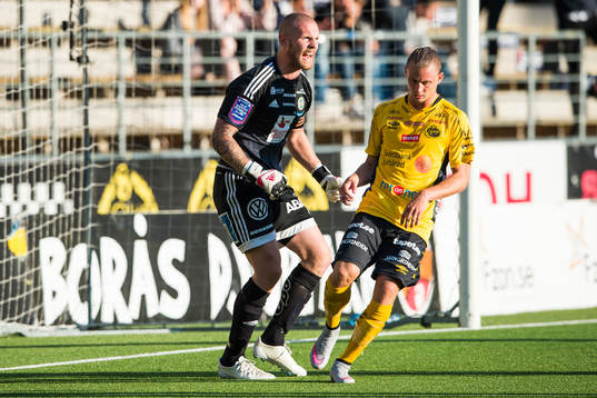 Sundsvalls målvakt Tommy Naurin jublar