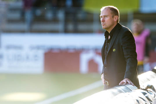 Elfsborgs manager Magnus Haglund ser bekymrad ut