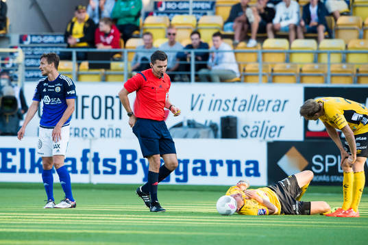 Sundsvalls Sheptim Hasani (vänster i bild) får rött kort
