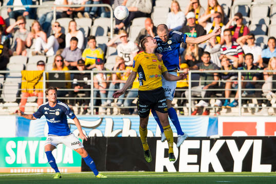 Kamp mellan Sundsvalls Marcus Danielson och Elfsborgs