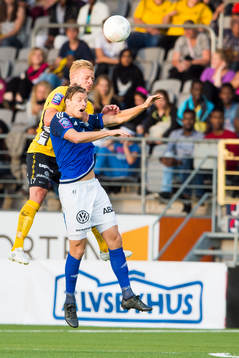Sundsvalls Leo Englund i nickduell med Elfsborgs Per Frick