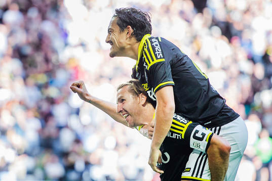s Nils-Eric Johansson jublar med Stefan Ishizaki på ryggen