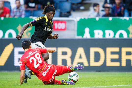 s Mohamed Bangura stoppas av Åtvidabergs Sebastian Ramhorn