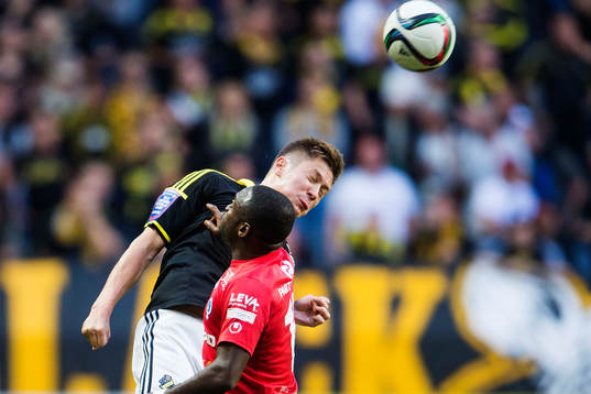 s Haukur Hauksson nickar undan bollen