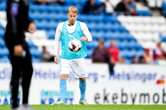 Malmö FFs Oscar Lewicki värmer upp