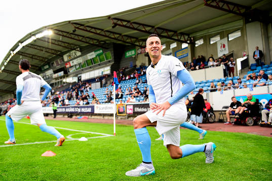 Malmö FFs Nikola Djurjic värmer upp