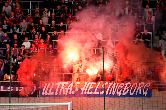 Helsingborgs supportrar bränner bengaler