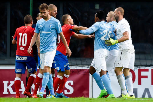 Irriterat mellan Helsingborgs Jordan Larsson och Malmö FFs