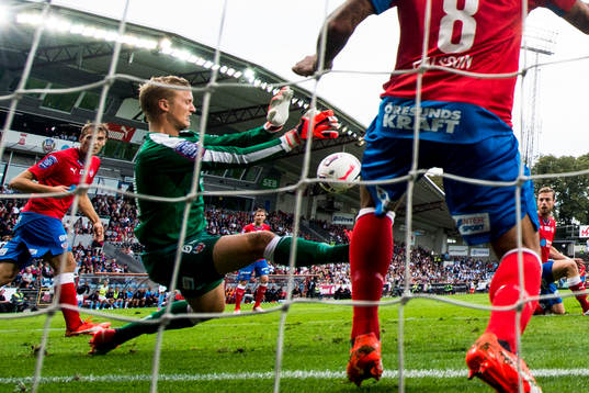 Helsingborgs målvakt Pär Hansson gör en räddning