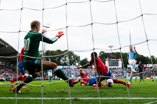 Malmö FFs Jo Inge Berget (th) skjuter in 0-1 bakom