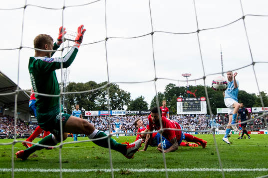 Malmö FFs Jo Inge Berget (th) skjuter in 0-1 bakom