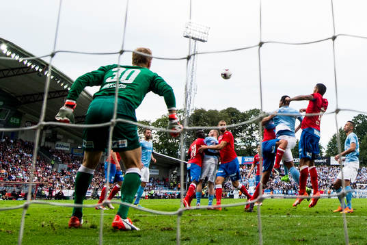 Malmö FFs Felipe Carvalho nickar in 0-2