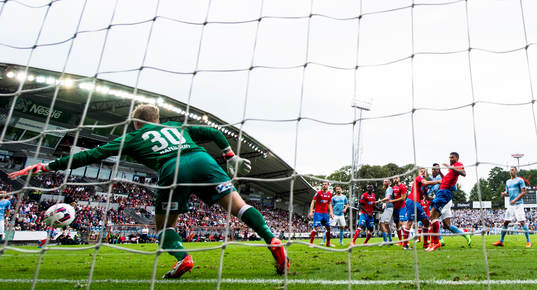 Malmö FFs Felipe Carvalho nickar in 0-2 bakom Helsingborgs