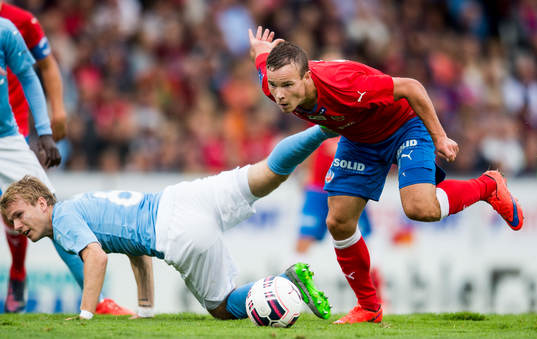Helsingborgs Anton Wede tar sig förbi Malmö FFs Oscar