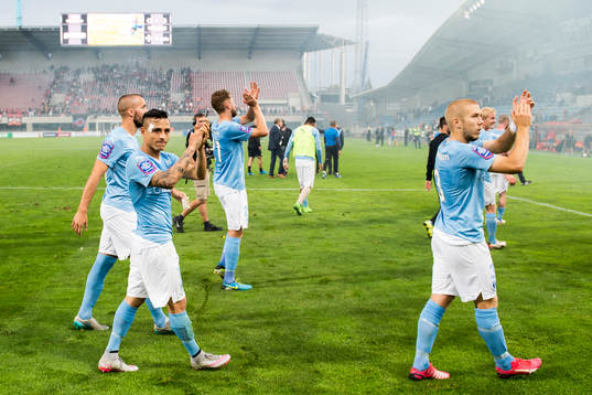 Malmö FFs Yoshimar Yotún och Anton Tinnerholm tackar