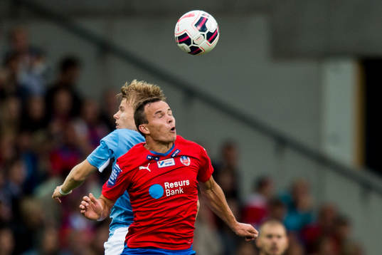 Malmö FFs Oscar Lewicki i nickduell med Helsingborgs Anton