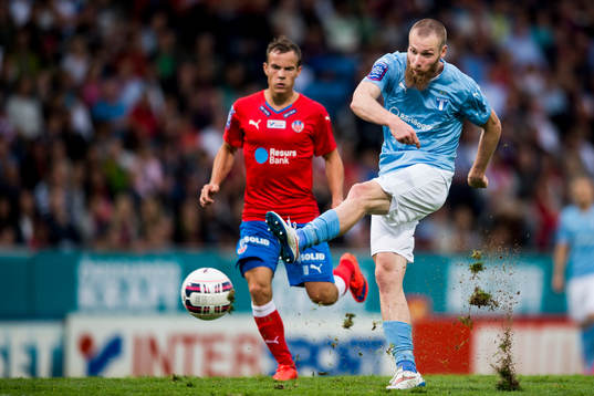 Malmö FFs Jo Inge Berget testar skott