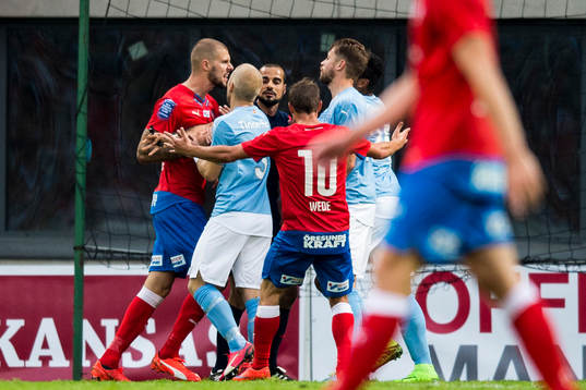 Irriterat mellan Helsingborgs Robin Simovic och Malmö FFs