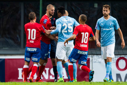 Irriterat mellan Helsingborgs Robin Simovic och Malmö FFs