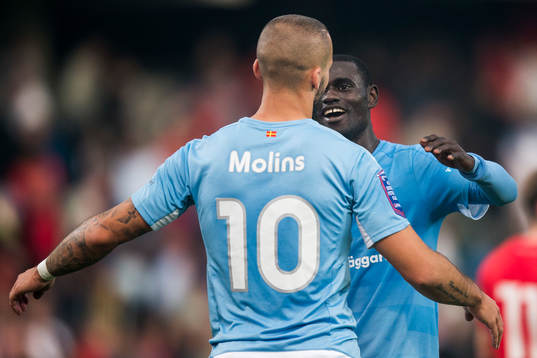 Malmö FFs Guillermo Molins kramas om av Enock Kofi Adu