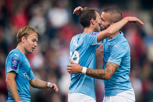 Malmö FFs Guillermo Molins kramas om av Magnus Wolff Eikrem