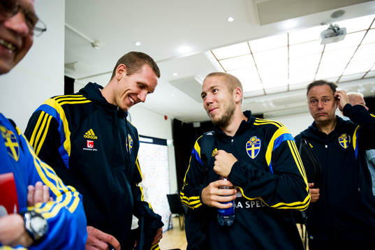 Sveriges målvakt Robin Olsen och Anton Tinnerholm i mixade